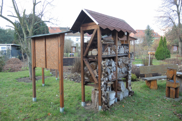 Nisthilfe beim Wildbienenschaugarten; vor der Umgestaltung