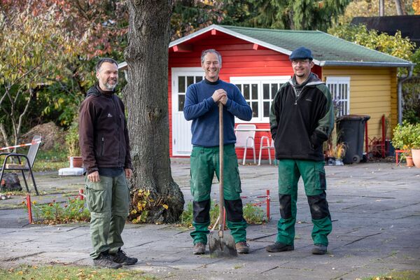 UfAZ-Mitarbeiter Matthias Schüller (re.) betreut den Schaugarten.