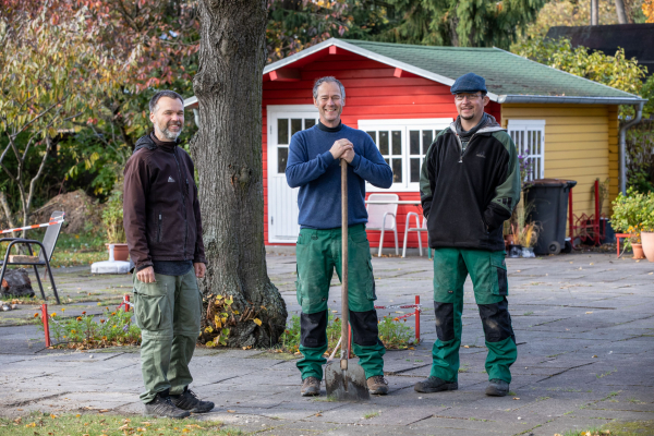 UfAZ-Mitarbeiter Matthias Schüller (re.) betreut den Schaugarten.
