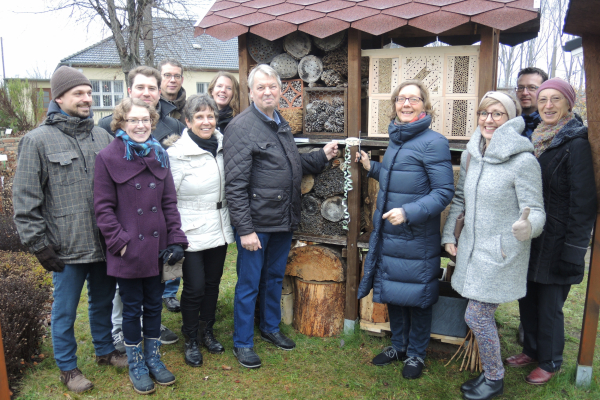 Nisthilfe beim Wildbienenschaugarten; Einweihung der neugestalteten Seite
